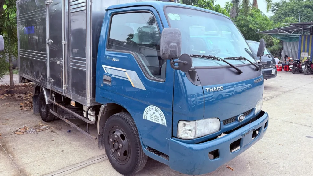 Xe tải KIA K165 thùng kín đời 2015 màu trắng
