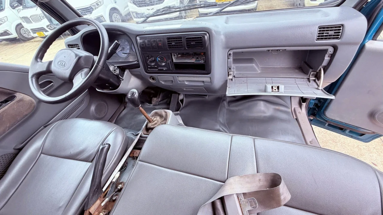 KIA K165 Thùng Kín Đời 2015 – Xe Tải 2.3 Tấn Giá Tốt
